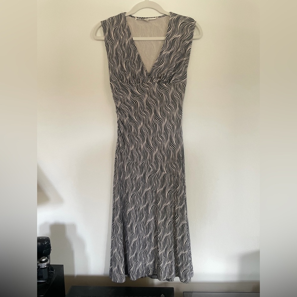DVF Diane Von Furstenberg Black & White 100% silk Mid Dress